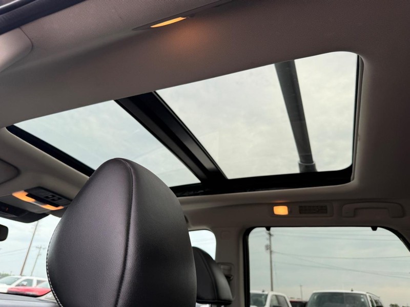 Nissan Pathfinder Vehicle Full-screen Gallery Image 12