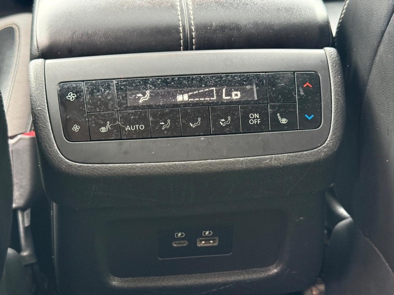 Nissan Pathfinder Vehicle Full-screen Gallery Image 14