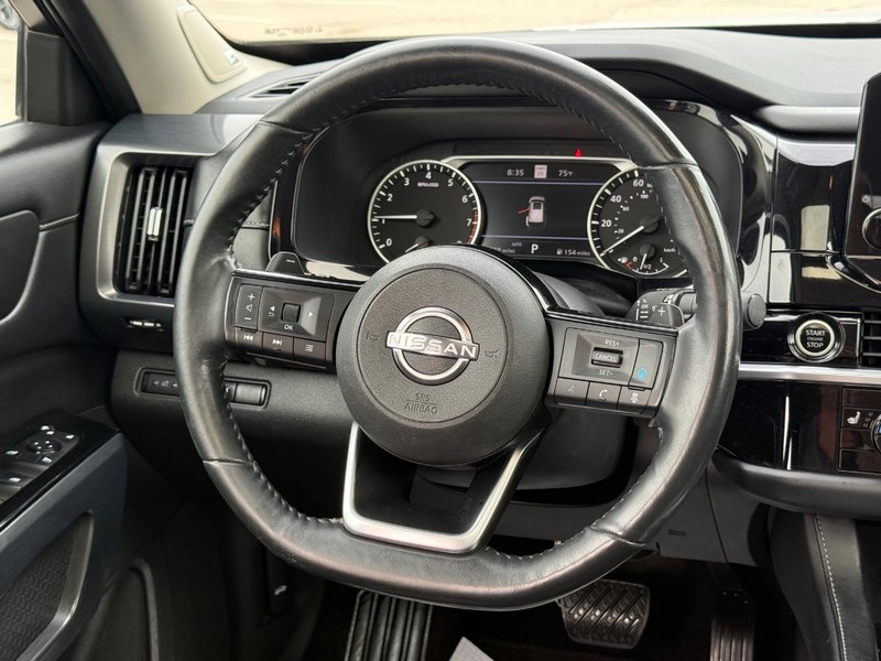 Nissan Pathfinder Vehicle Full-screen Gallery Image 15