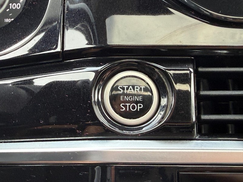 Nissan Pathfinder Vehicle Full-screen Gallery Image 18