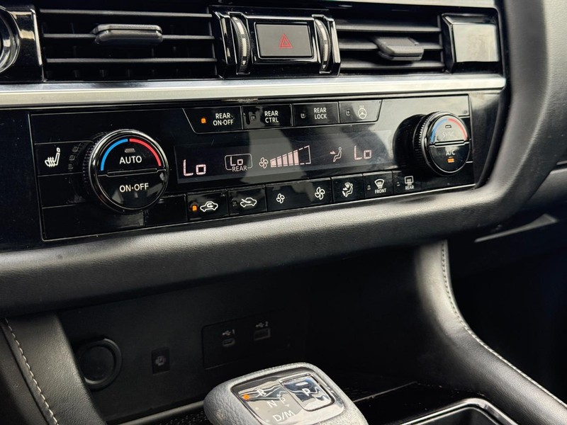 Nissan Pathfinder Vehicle Full-screen Gallery Image 21