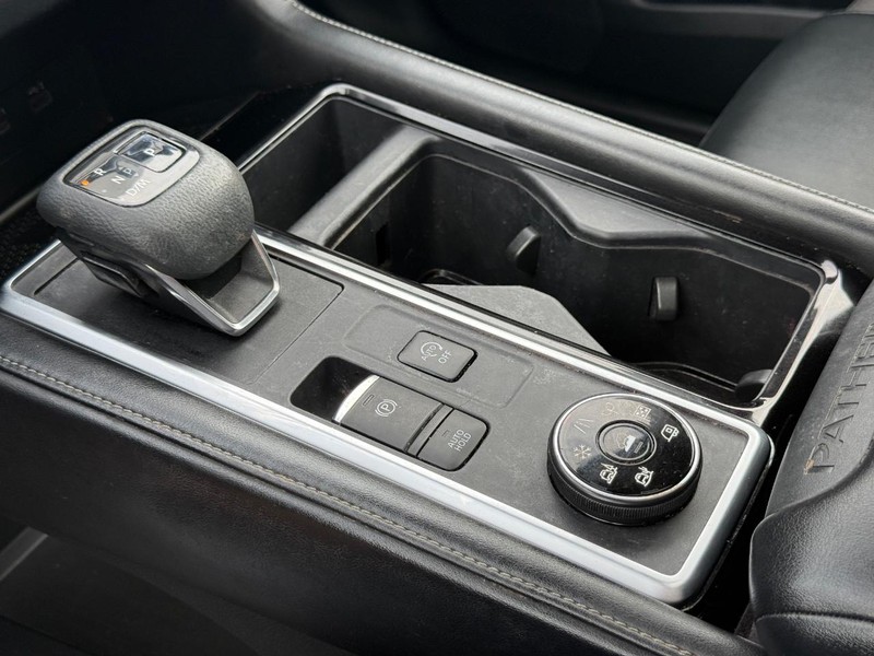 Nissan Pathfinder Vehicle Full-screen Gallery Image 22
