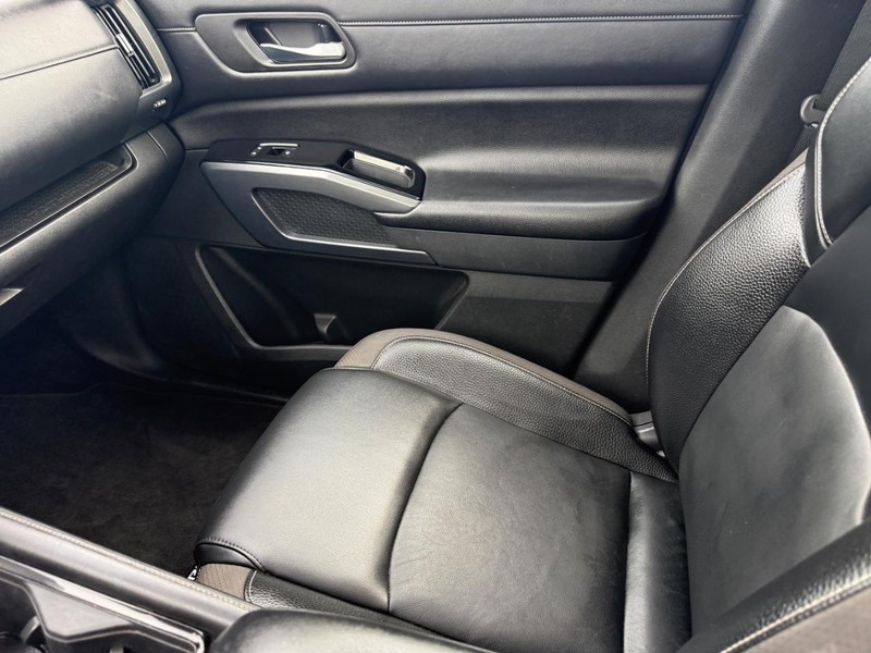 Nissan Pathfinder Vehicle Full-screen Gallery Image 23