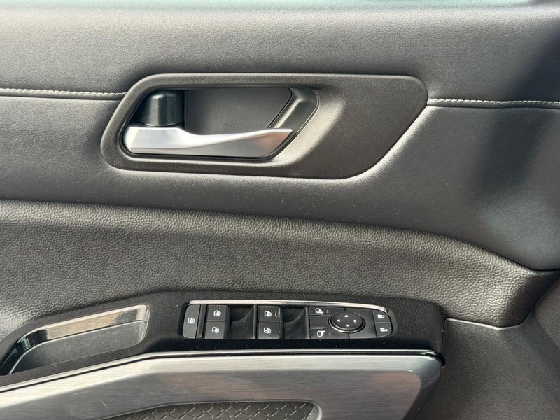 Nissan Pathfinder Vehicle Full-screen Gallery Image 25
