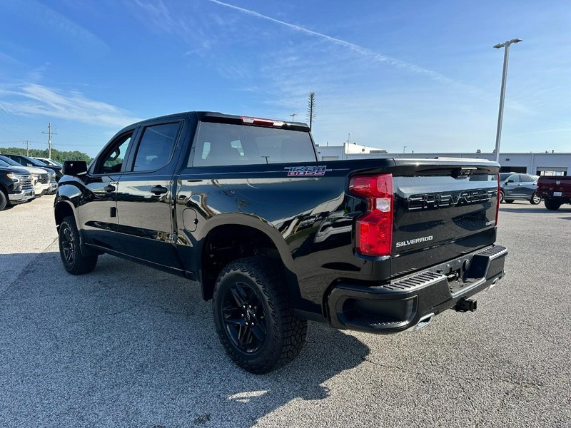 Chevrolet Silverado 1500 Vehicle Full-screen Gallery Image 3