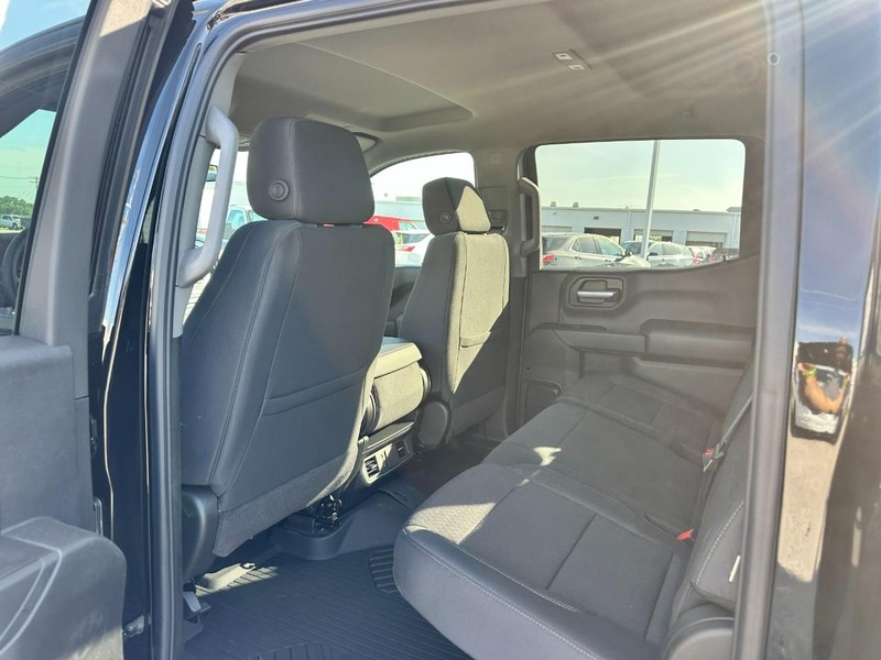 Chevrolet Silverado 1500 Vehicle Full-screen Gallery Image 4