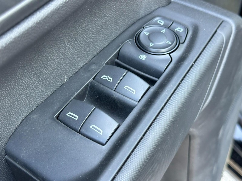 Chevrolet Silverado 1500 Vehicle Full-screen Gallery Image 9