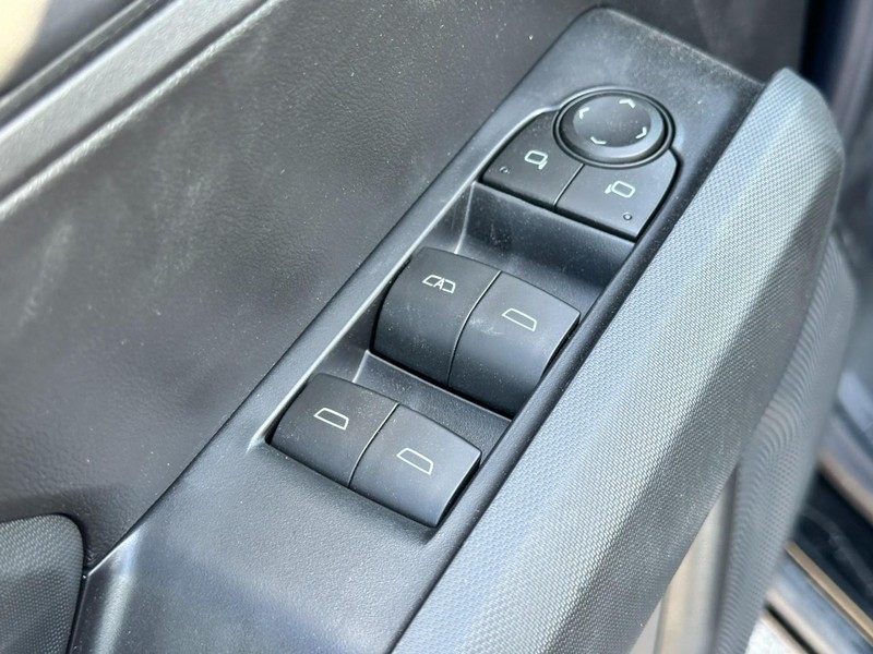 Chevrolet Colorado Vehicle Full-screen Gallery Image 9