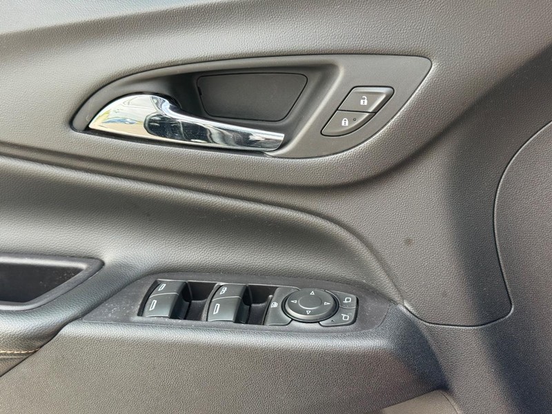 Chevrolet Equinox Vehicle Full-screen Gallery Image 24