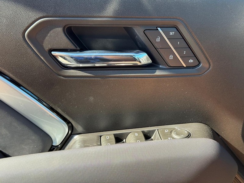 Chevrolet Colorado Vehicle Full-screen Gallery Image 16