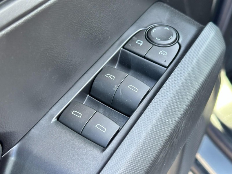 Chevrolet Colorado Vehicle Full-screen Gallery Image 9