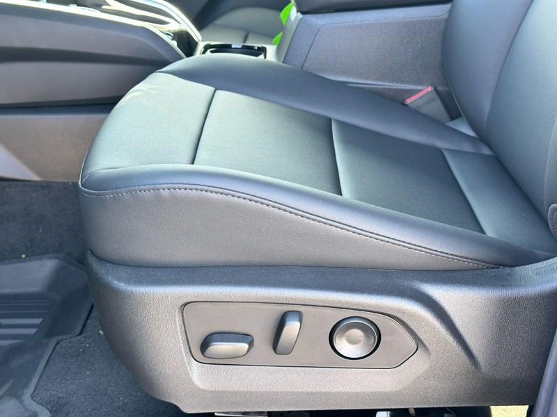 Chevrolet Colorado Vehicle Full-screen Gallery Image 10