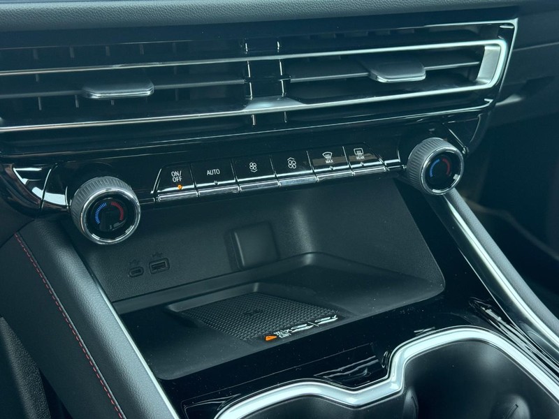 Chevrolet Traverse Vehicle Full-screen Gallery Image 15