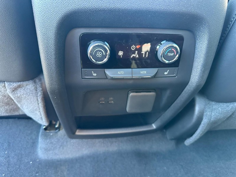 Chevrolet Traverse Vehicle Full-screen Gallery Image 6