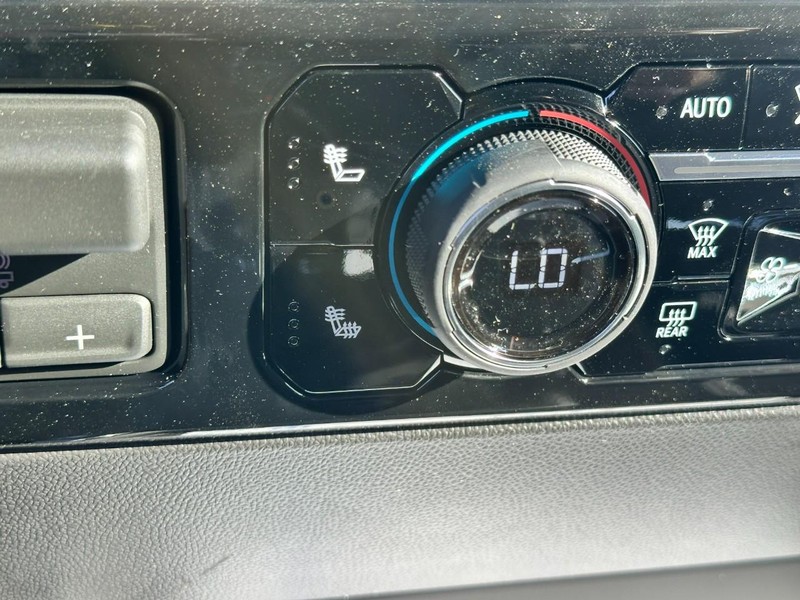 Chevrolet Silverado 1500 Vehicle Full-screen Gallery Image 14
