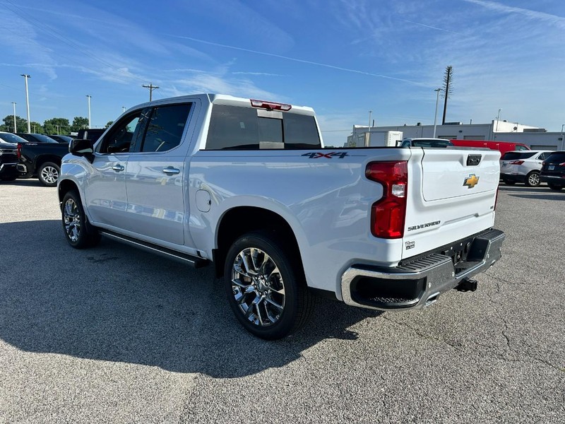 Chevrolet Silverado 1500 Vehicle Full-screen Gallery Image 3