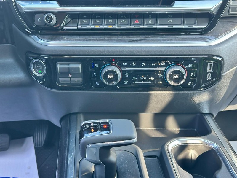 Chevrolet Silverado 1500 Vehicle Full-screen Gallery Image 9