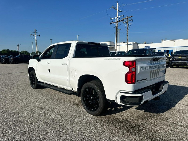 Chevrolet Silverado 1500 Vehicle Full-screen Gallery Image 3