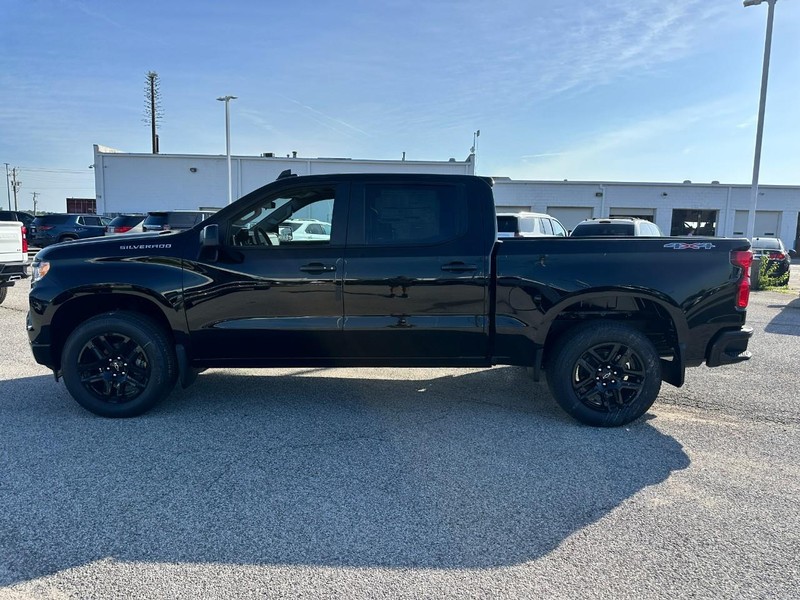 Chevrolet Silverado 1500 Vehicle Full-screen Gallery Image 2