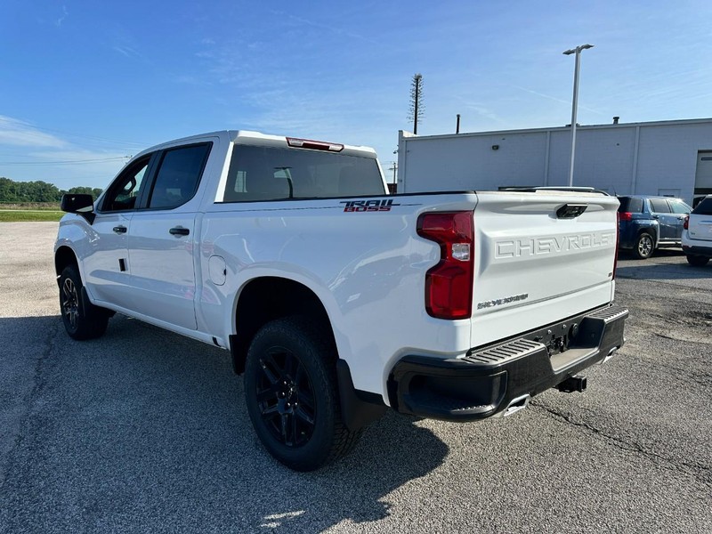 Chevrolet Silverado 1500 Vehicle Full-screen Gallery Image 3