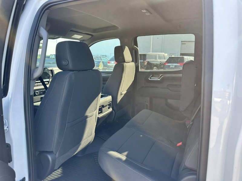 Chevrolet Silverado 1500 Vehicle Full-screen Gallery Image 4