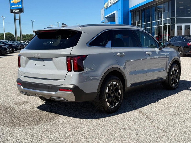 Kia Sorento Vehicle Full-screen Gallery Image 5