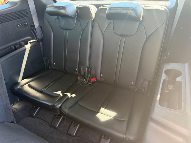 Kia Sorento Vehicle Full-screen Gallery Image 10