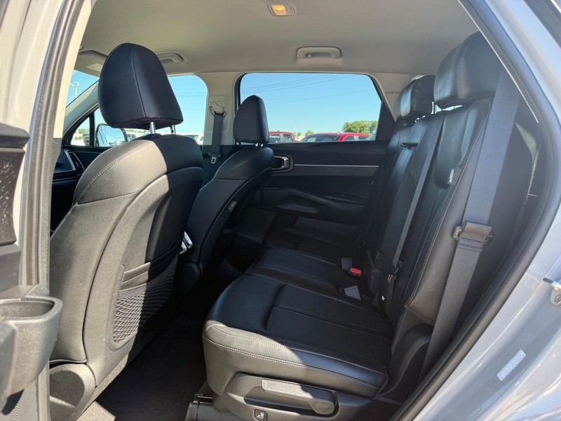 Kia Sorento Vehicle Full-screen Gallery Image 11