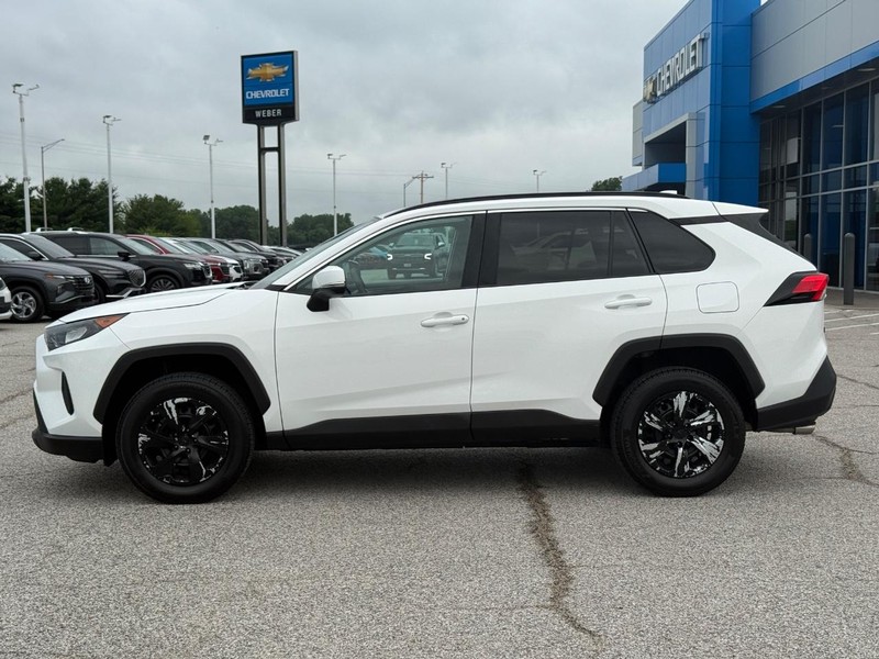Toyota RAV4 Vehicle Full-screen Gallery Image 2