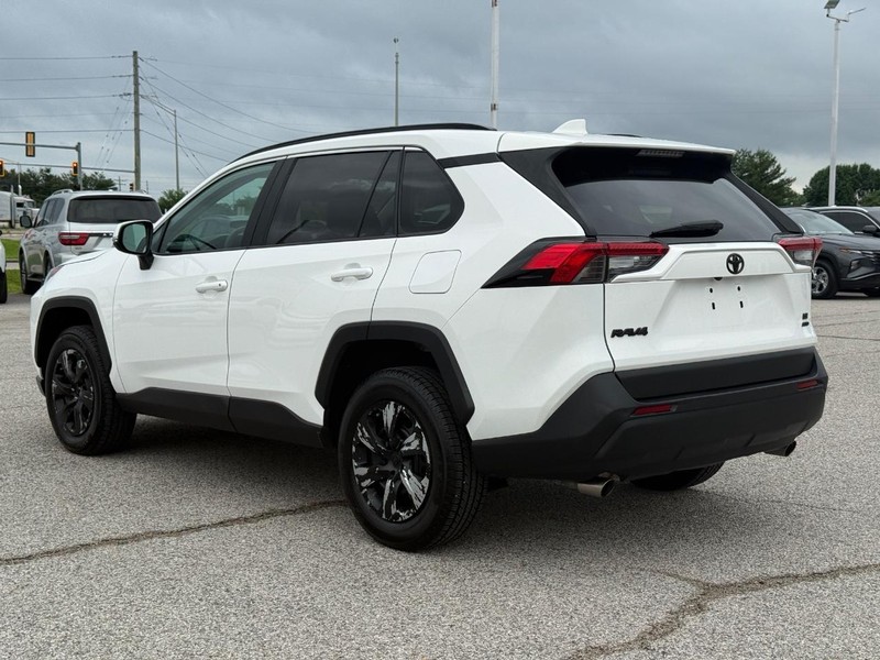 Toyota RAV4 Vehicle Full-screen Gallery Image 3