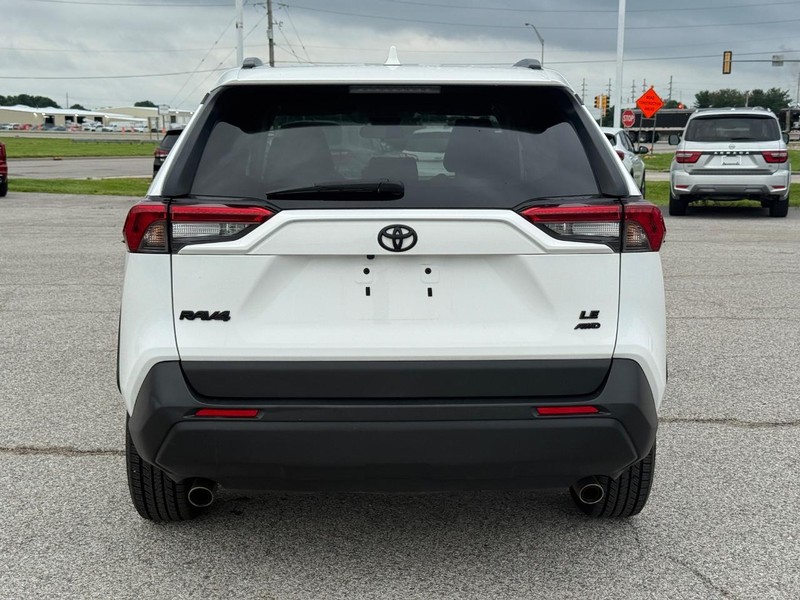 Toyota RAV4 Vehicle Full-screen Gallery Image 4