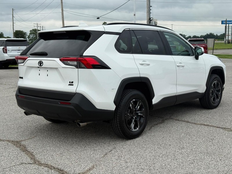 Toyota RAV4 Vehicle Full-screen Gallery Image 5