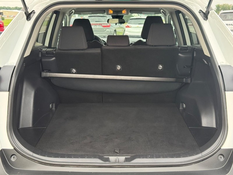 Toyota RAV4 Vehicle Full-screen Gallery Image 6