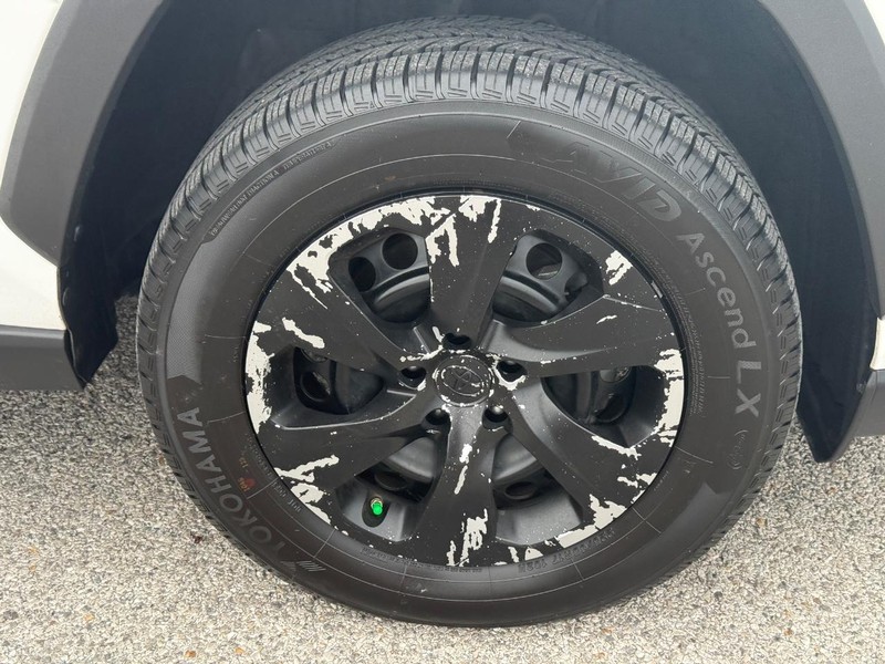 Toyota RAV4 Vehicle Full-screen Gallery Image 7