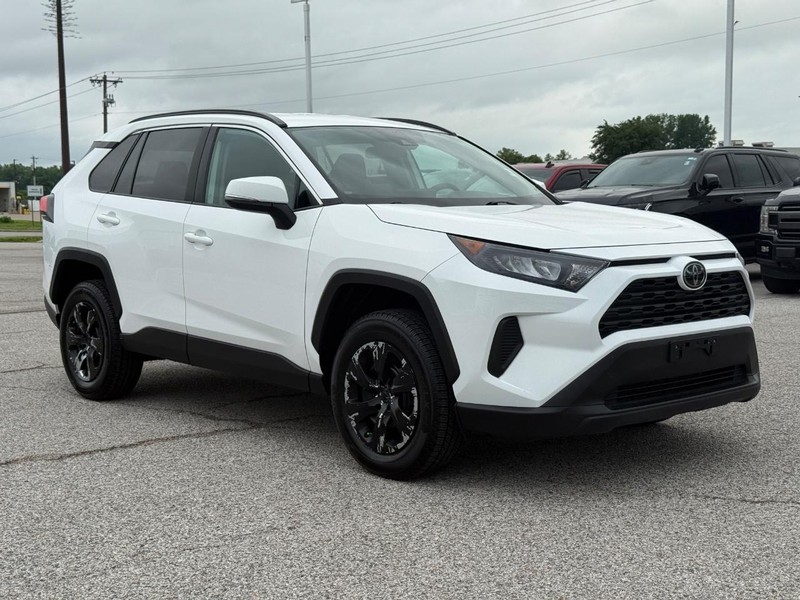 Toyota RAV4 Vehicle Full-screen Gallery Image 8