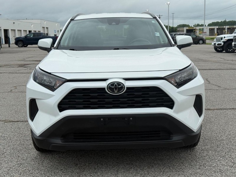 Toyota RAV4 Vehicle Full-screen Gallery Image 9