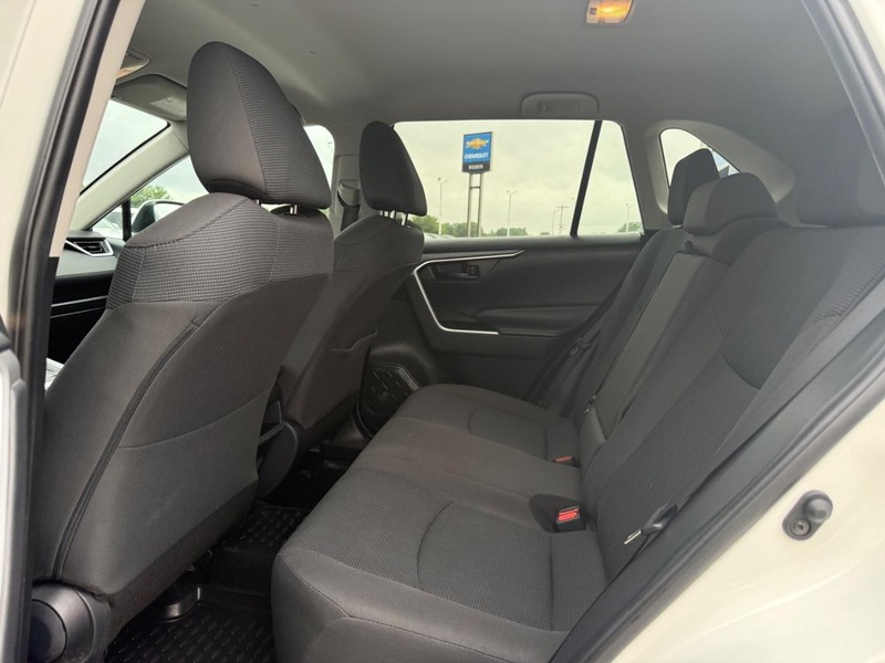 Toyota RAV4 Vehicle Full-screen Gallery Image 10