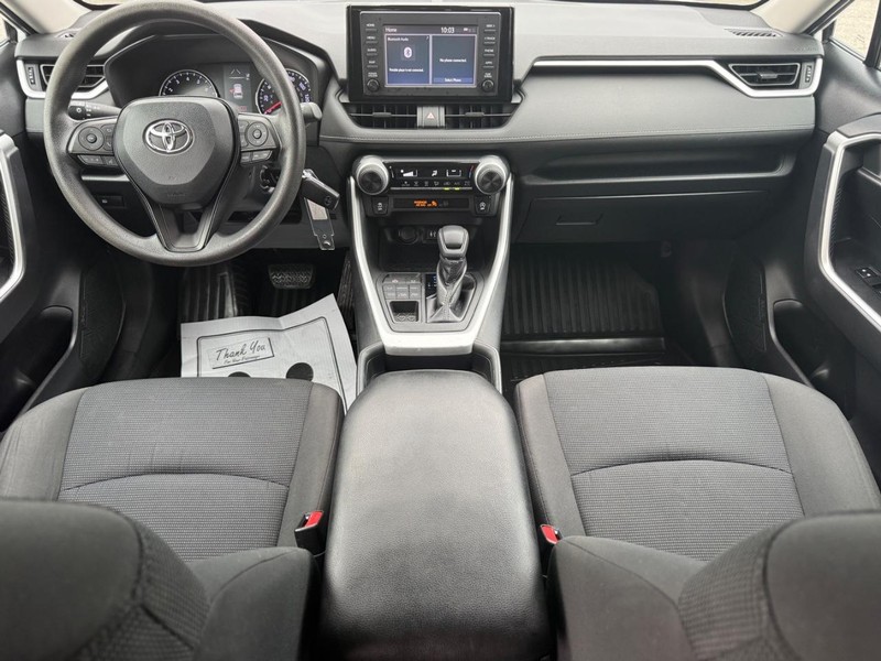 Toyota RAV4 Vehicle Full-screen Gallery Image 11