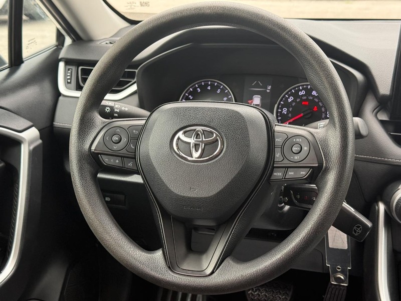 Toyota RAV4 Vehicle Full-screen Gallery Image 12