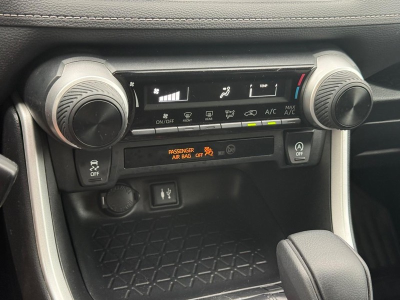 Toyota RAV4 Vehicle Full-screen Gallery Image 17