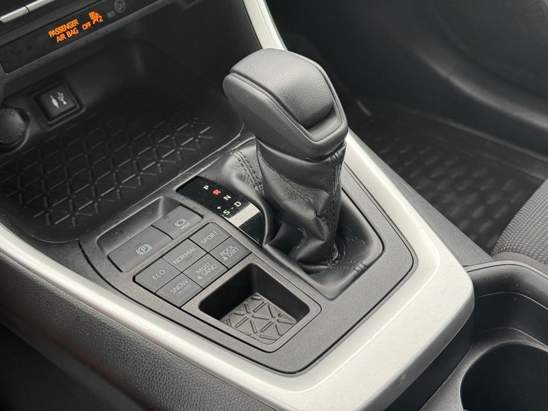 Toyota RAV4 Vehicle Full-screen Gallery Image 18