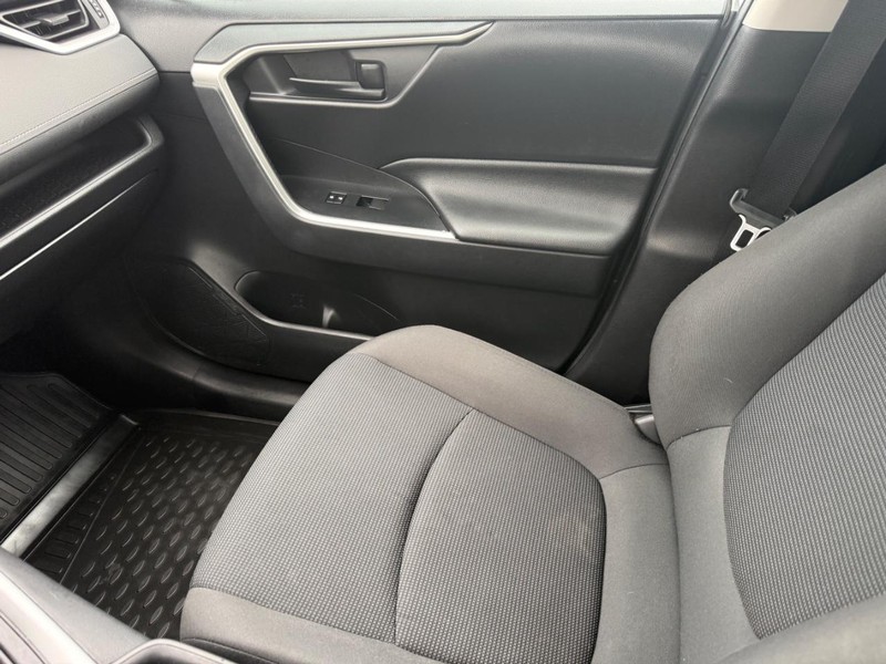 Toyota RAV4 Vehicle Full-screen Gallery Image 19