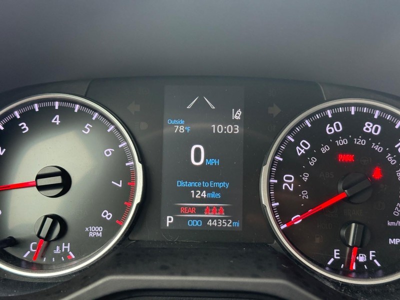Toyota RAV4 Vehicle Full-screen Gallery Image 20