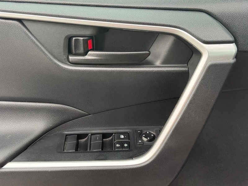 Toyota RAV4 Vehicle Full-screen Gallery Image 21