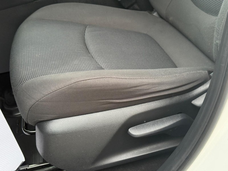 Toyota RAV4 Vehicle Full-screen Gallery Image 22