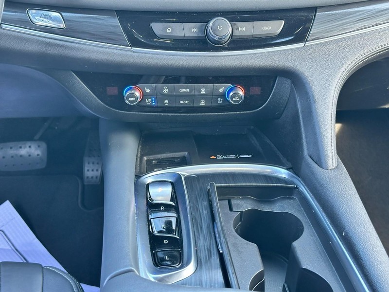 Buick Enclave Vehicle Full-screen Gallery Image 15