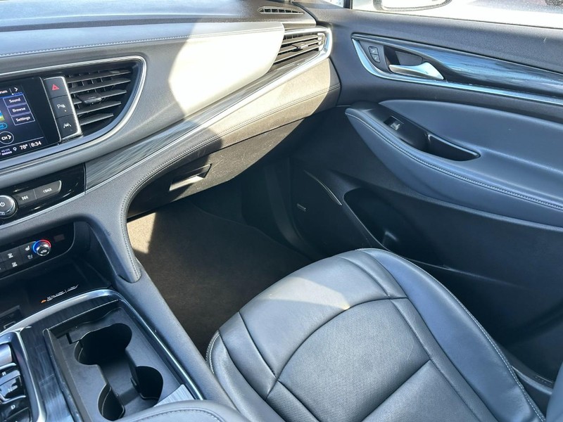 Buick Enclave Vehicle Full-screen Gallery Image 16