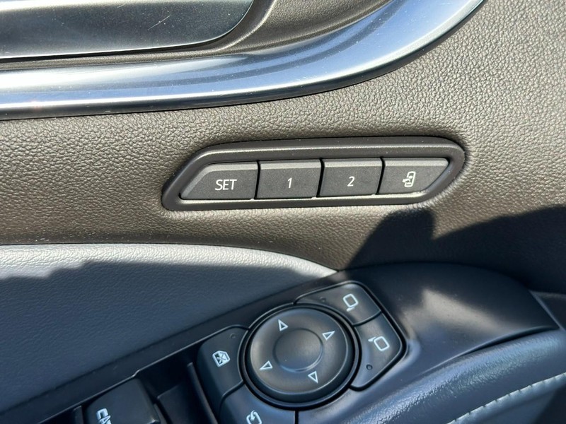 Buick Enclave Vehicle Full-screen Gallery Image 18