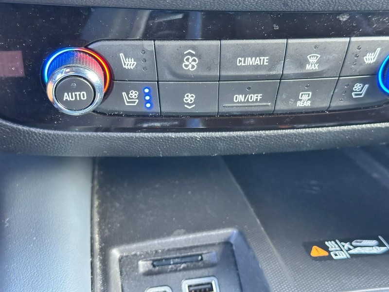 Buick Enclave Vehicle Full-screen Gallery Image 24