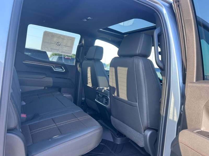 Chevrolet Silverado 1500 Vehicle Full-screen Gallery Image 6